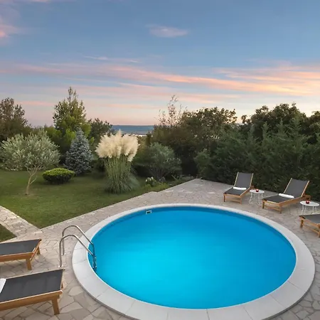 Feriehus Lovely In With Private Swimming Pool, Be Inside Or Outside *